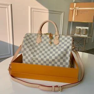 Louis Vuitton bags with a detachable mirror inside for on - the - go touch - upsLouis Vuitton Bandoulière Speedy Bag 25