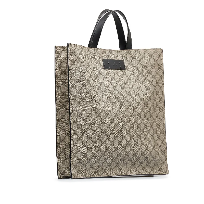 Ladies Gucci handbags with a detachable coin purse insideGucci GG Supreme Convertible Soft Tote (SHG-2YpbxB)