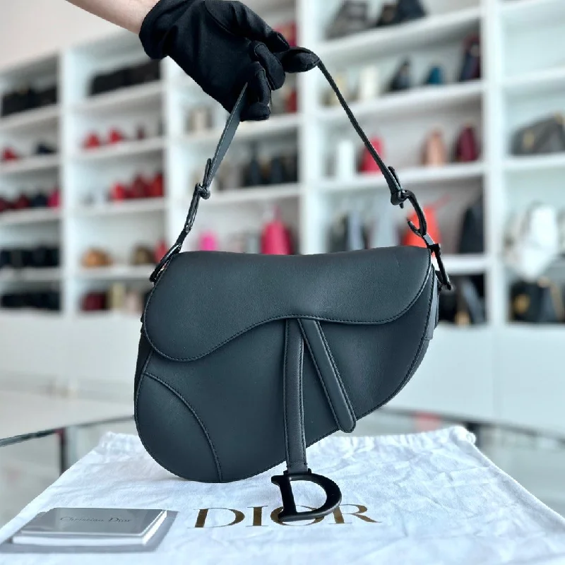 Stylish Christian Dior shoulder bags with a tassel - adorned zipperSaddle Medium Calfskin All Black BHW