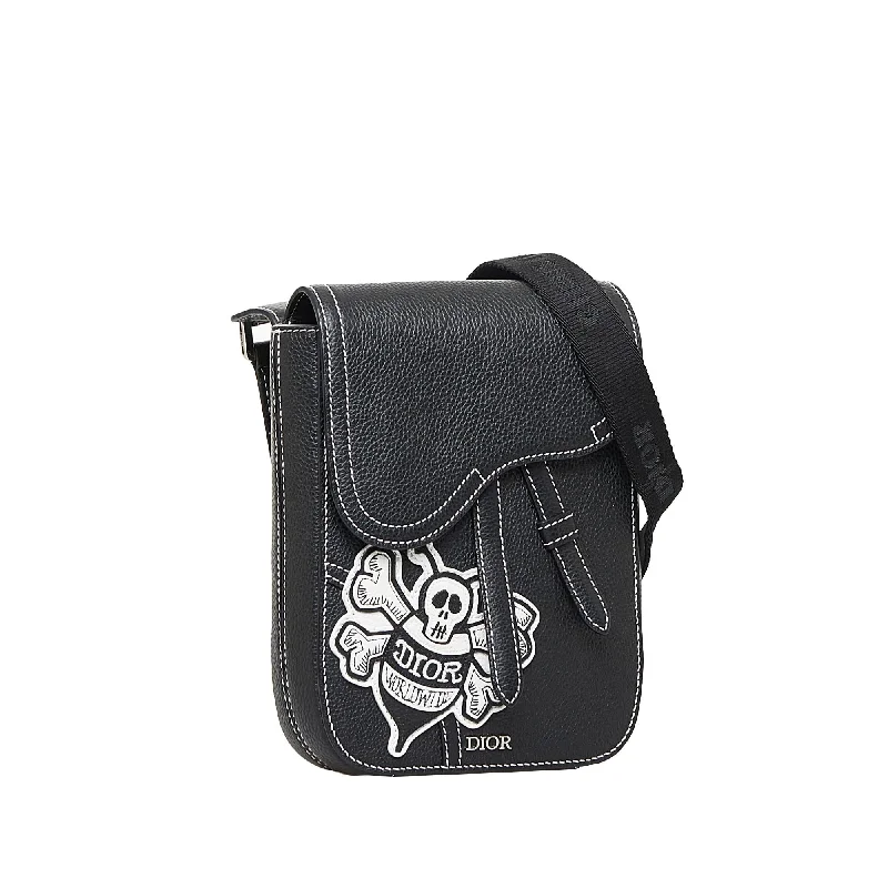 Christian Dior tote bags with a double - handle and shoulder - strap optionDior x Stussy Bee Applique Saddle Crossbody (SHG-ptcS1w)