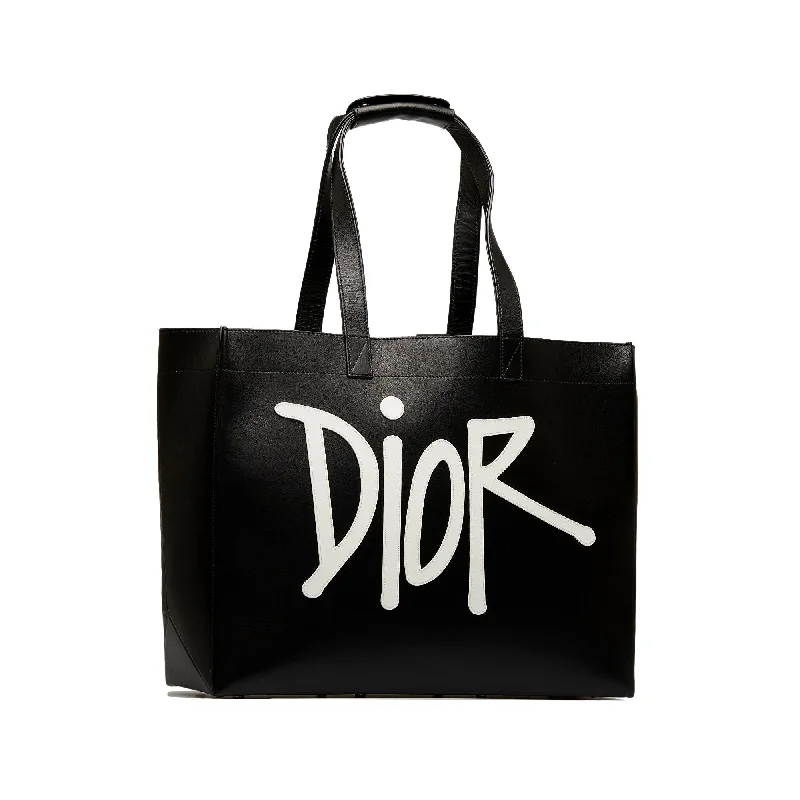 Stylish Christian Dior shoulder bags with a tassel - adorned zipperDior x Stussy Large Logo Applique Tote (SHG-FLoMF8)