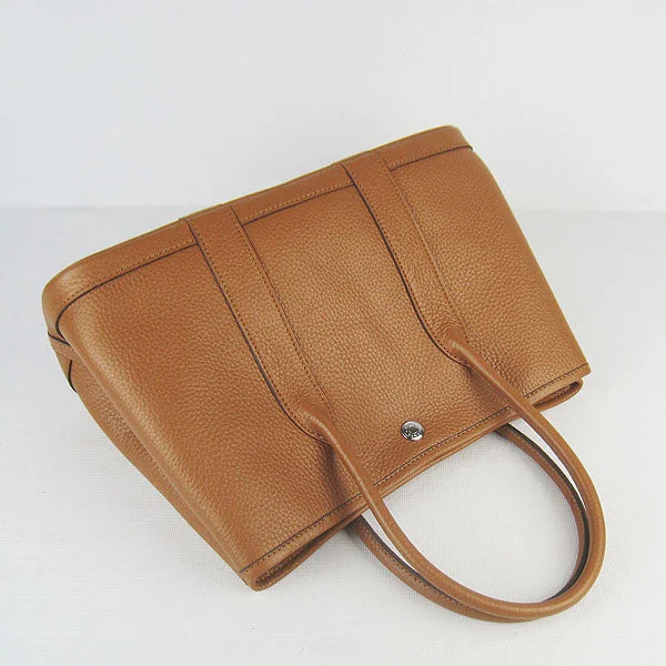 Hermes Victoria Bags with Signature Turnlock ClosuresHermes Garden Party Handbag H2805 Light Coffee